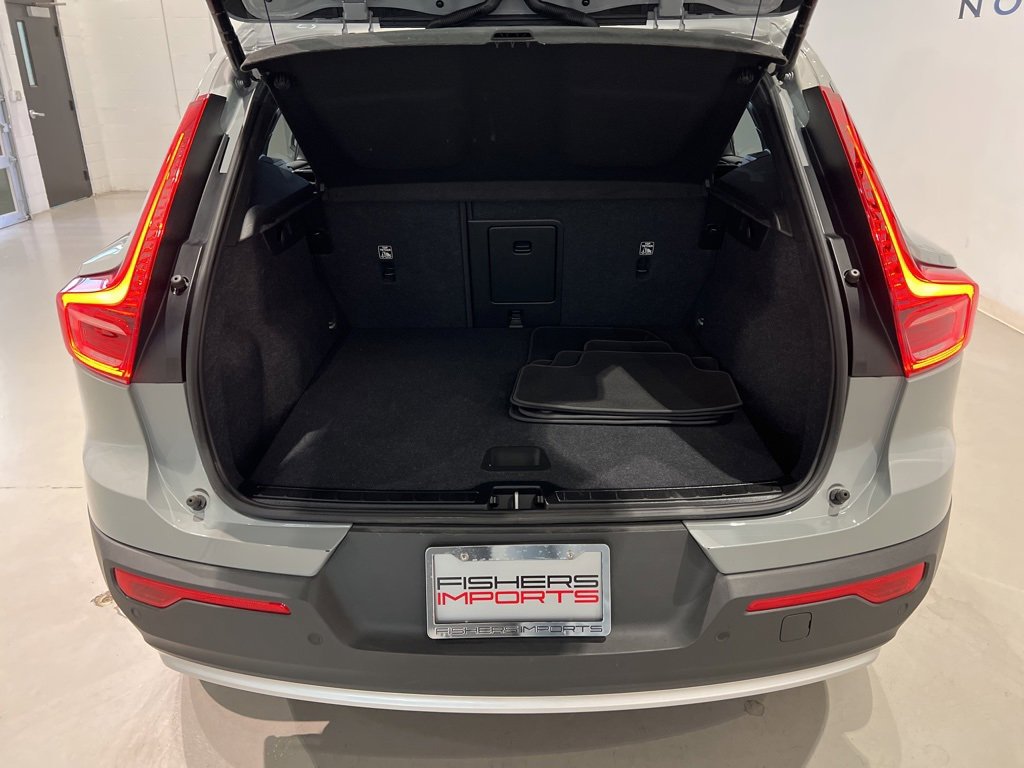 Used 2025 Volvo XC40 B5 Core image 29