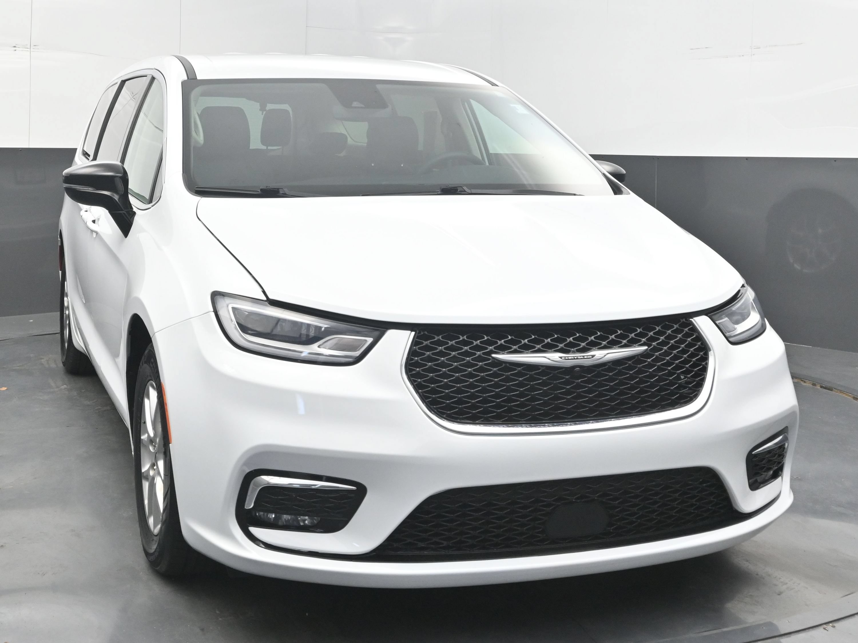 Used 2024 Chrysler Pacifica Touring-L FWD image 2
