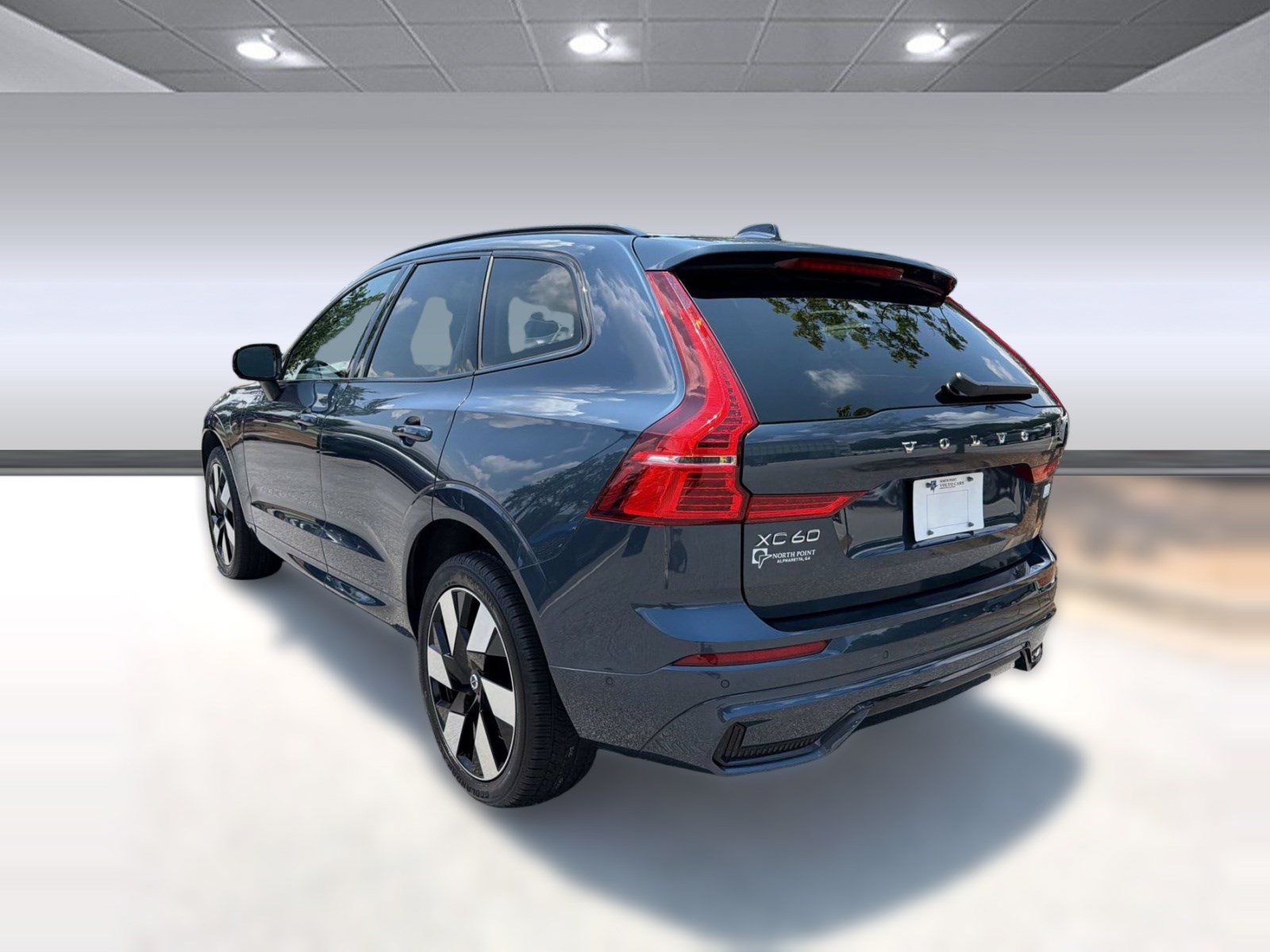 Used 2024 Volvo XC60 T8 Plus w/ Climate Package AWD/4WD image 3