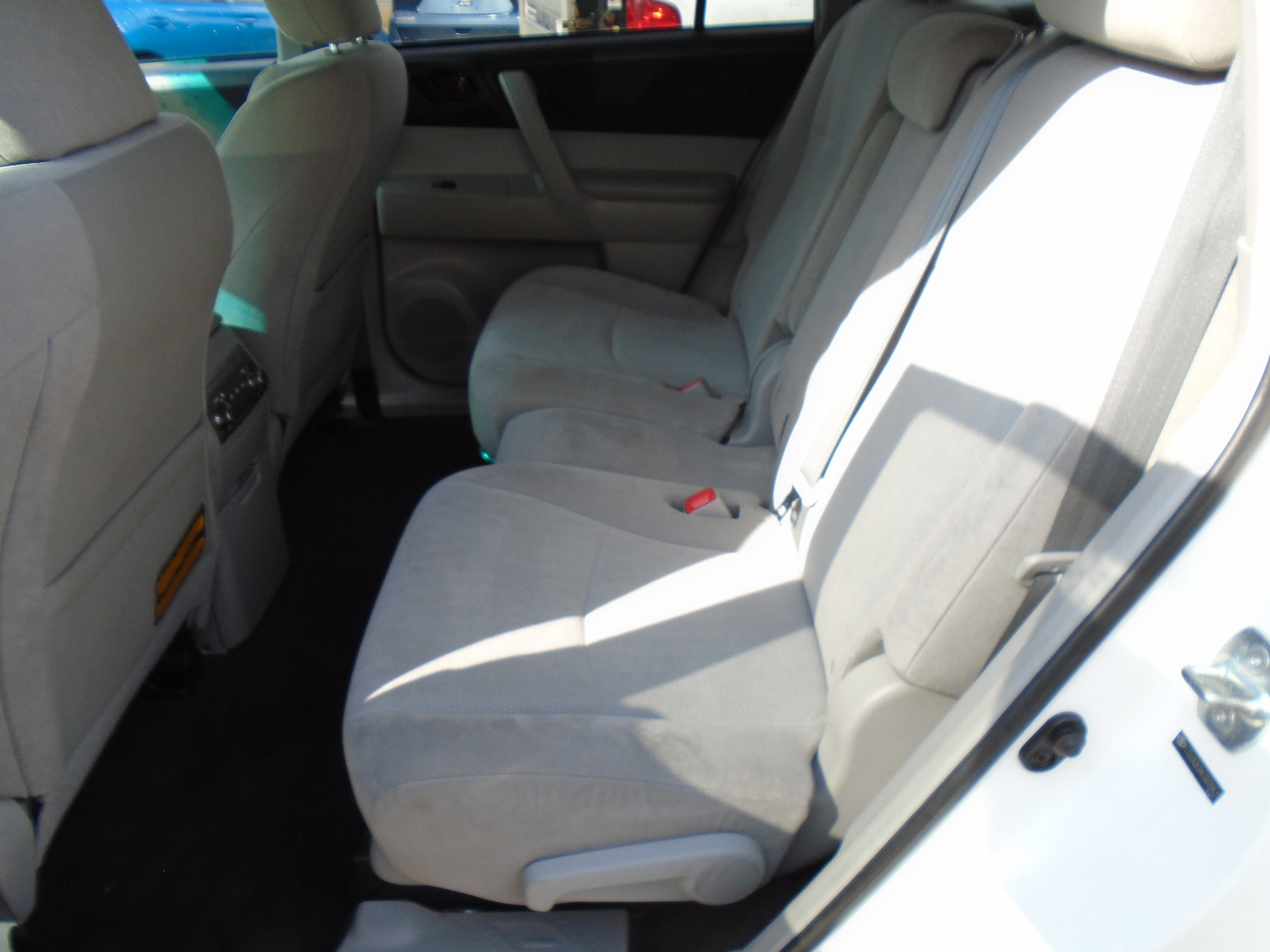 Used 2012 Toyota Highlander FWD w/ Cold Weather Pkg image 12