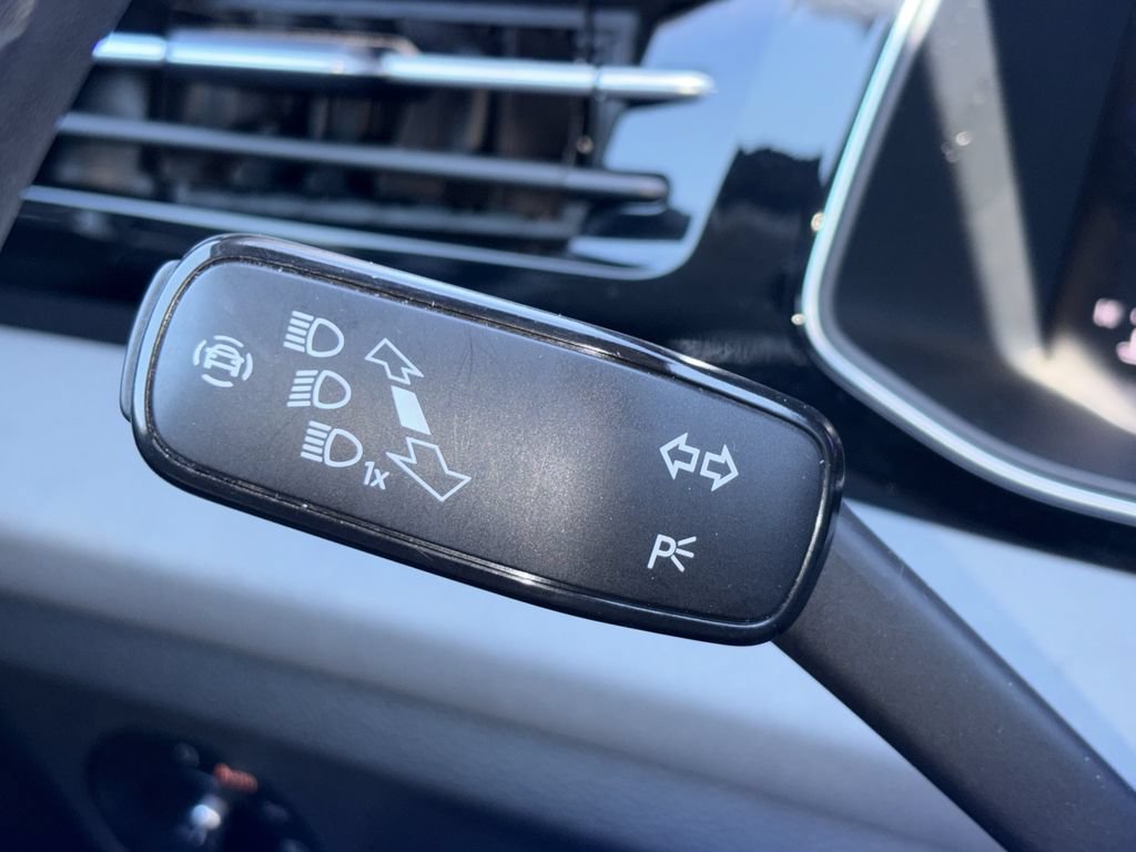 Used 2025 Volkswagen Jetta SE FWD image 8