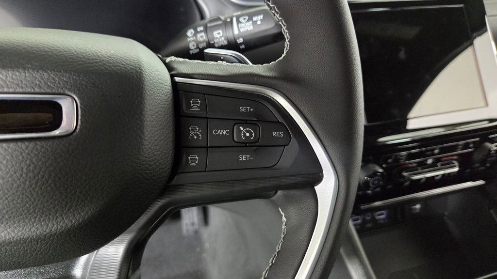 New 2025 Jeep Grand Cherokee Altitude image 17