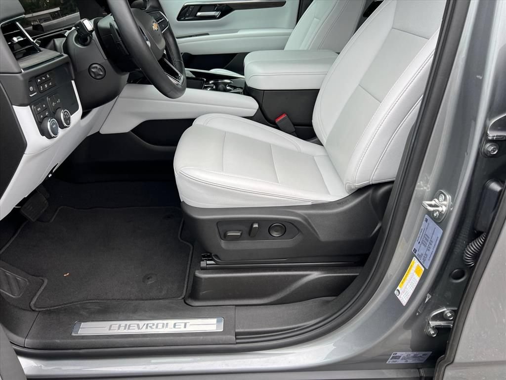 Used 2026 Chevrolet Suburban Premier AWD/4WD image 11