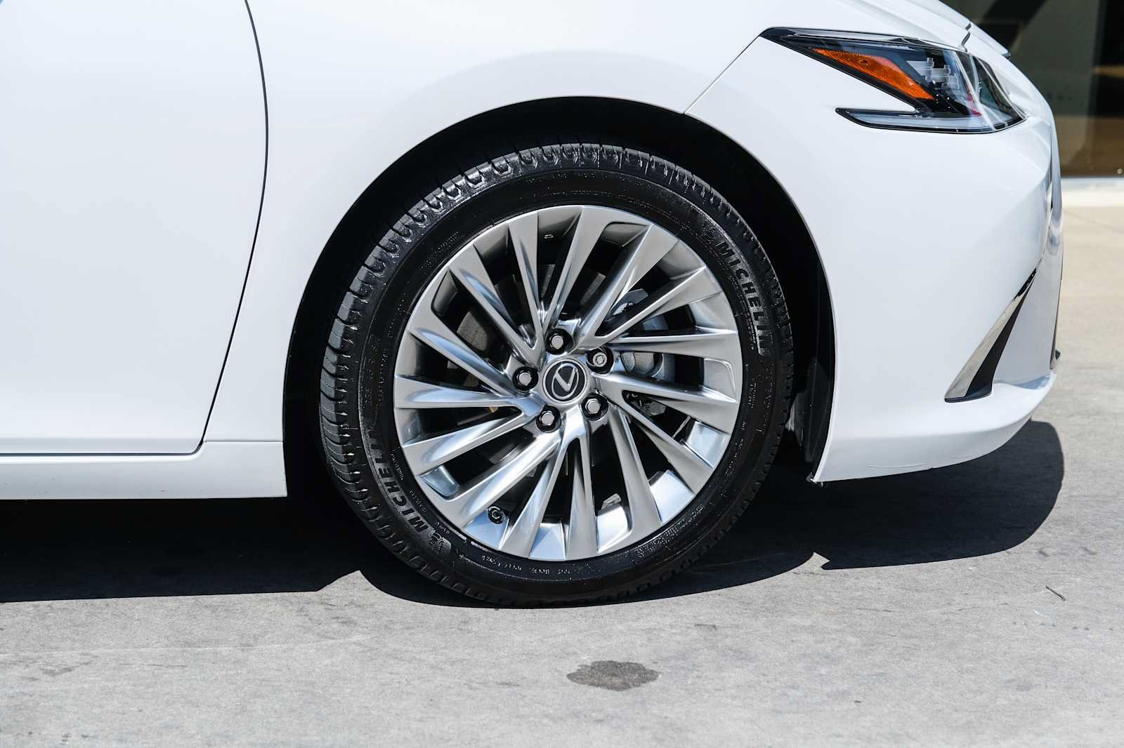 Used 2022 Lexus ES 300h Ultra Luxury w/ Accessory Package 2 FWD image 8