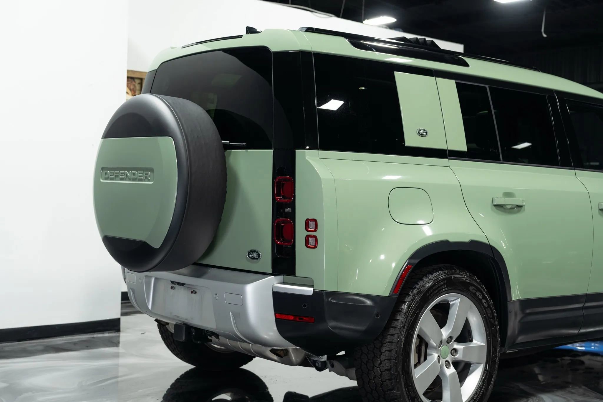 Used 2023 Land Rover Defender 110 75th Limited Edition image 9