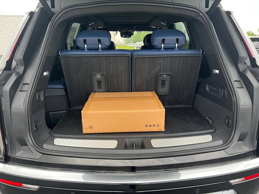 New 2026 Cadillac Vistiq Premium Luxury w/ LPO, Floor Liner Package AWD/4WD image 15