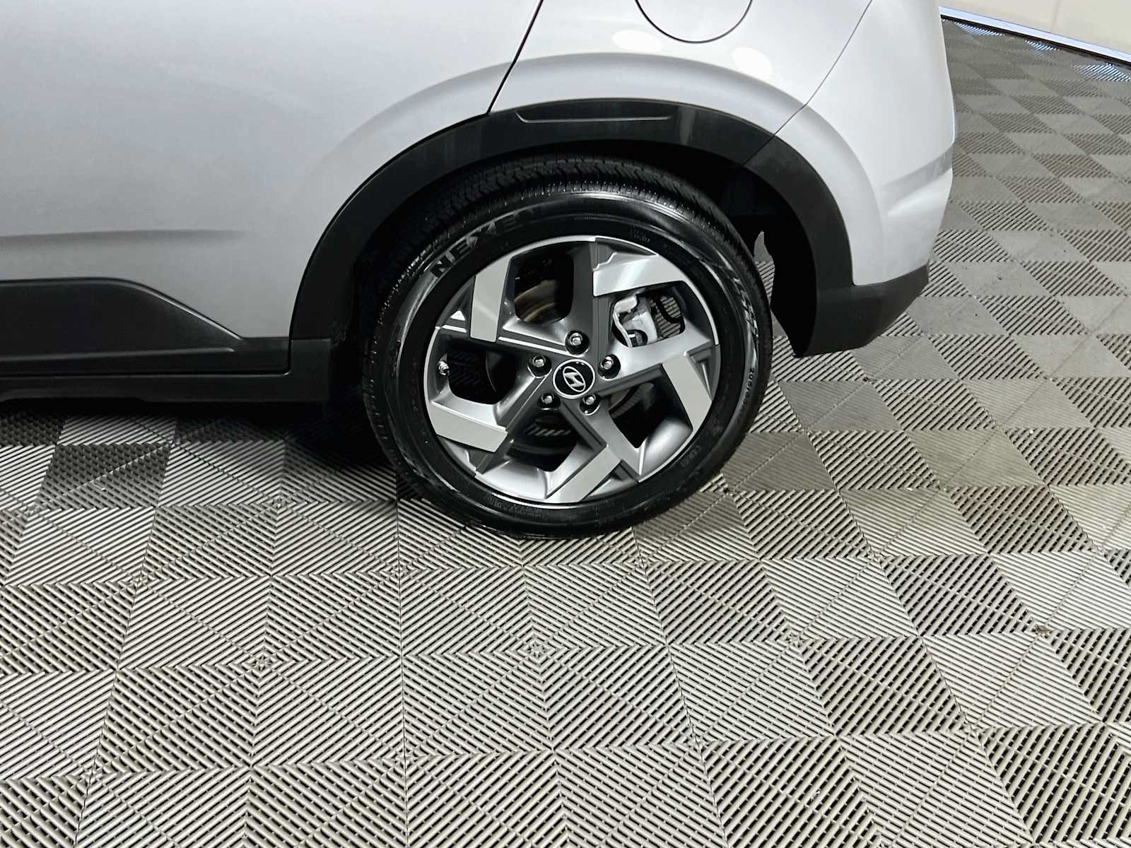 Certified 2025 Hyundai Venue FWD image 31