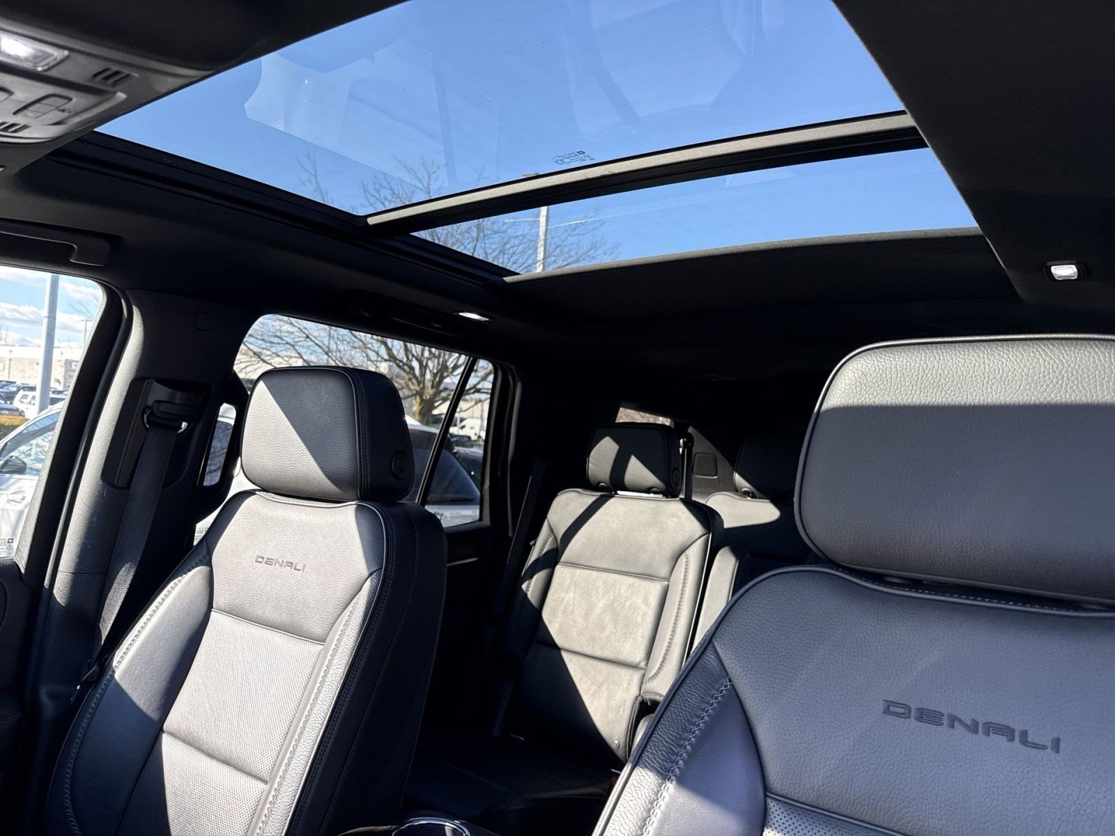 Used 2022 GMC Yukon Denali w/ Denali Premium Package image 21