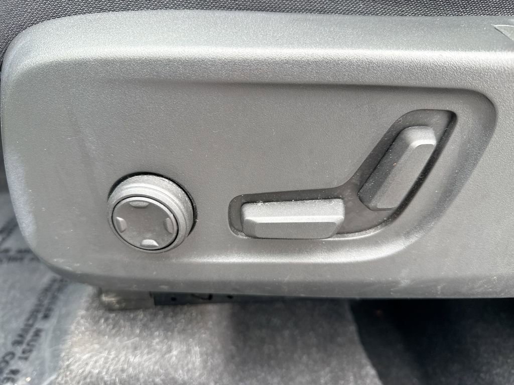 Used 2021 Volvo XC40 T5 R-Design w/ Advanced Package image 14