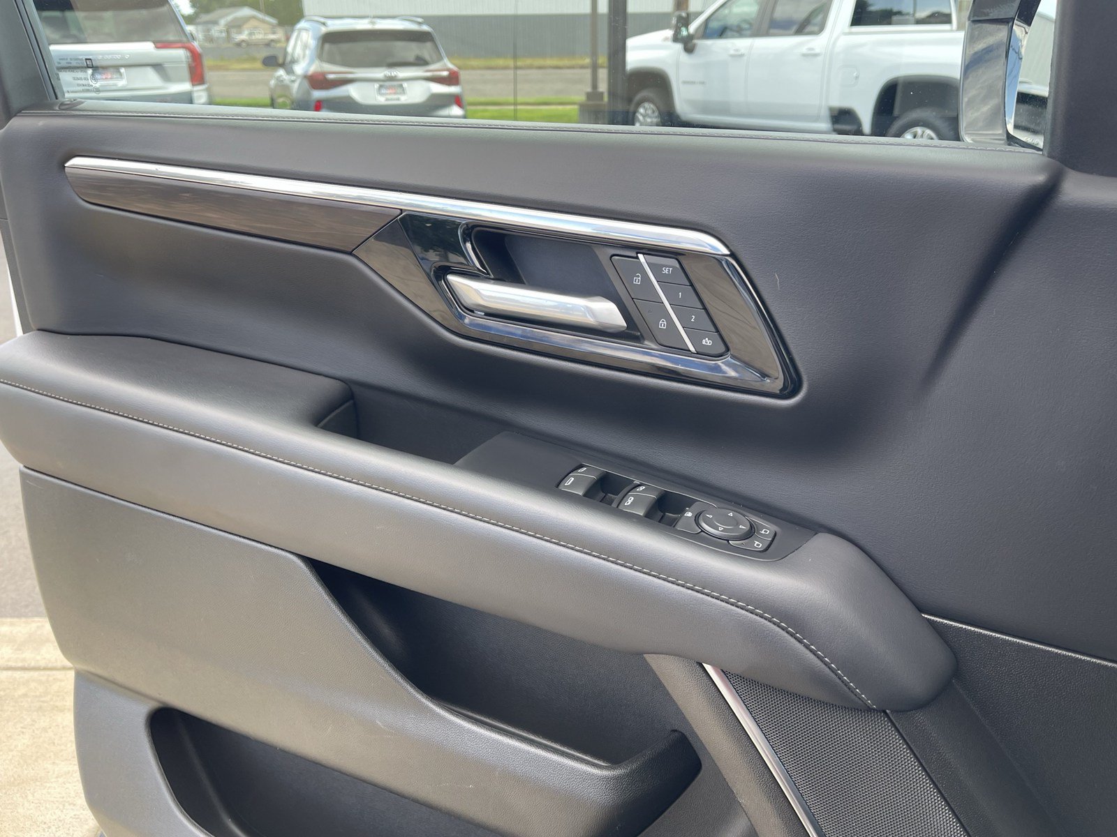 Used 2025 Chevrolet Suburban Z71 AWD/4WD image 25