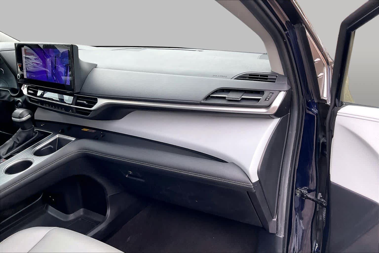 Used 2025 Toyota Sienna XLE FWD image 18