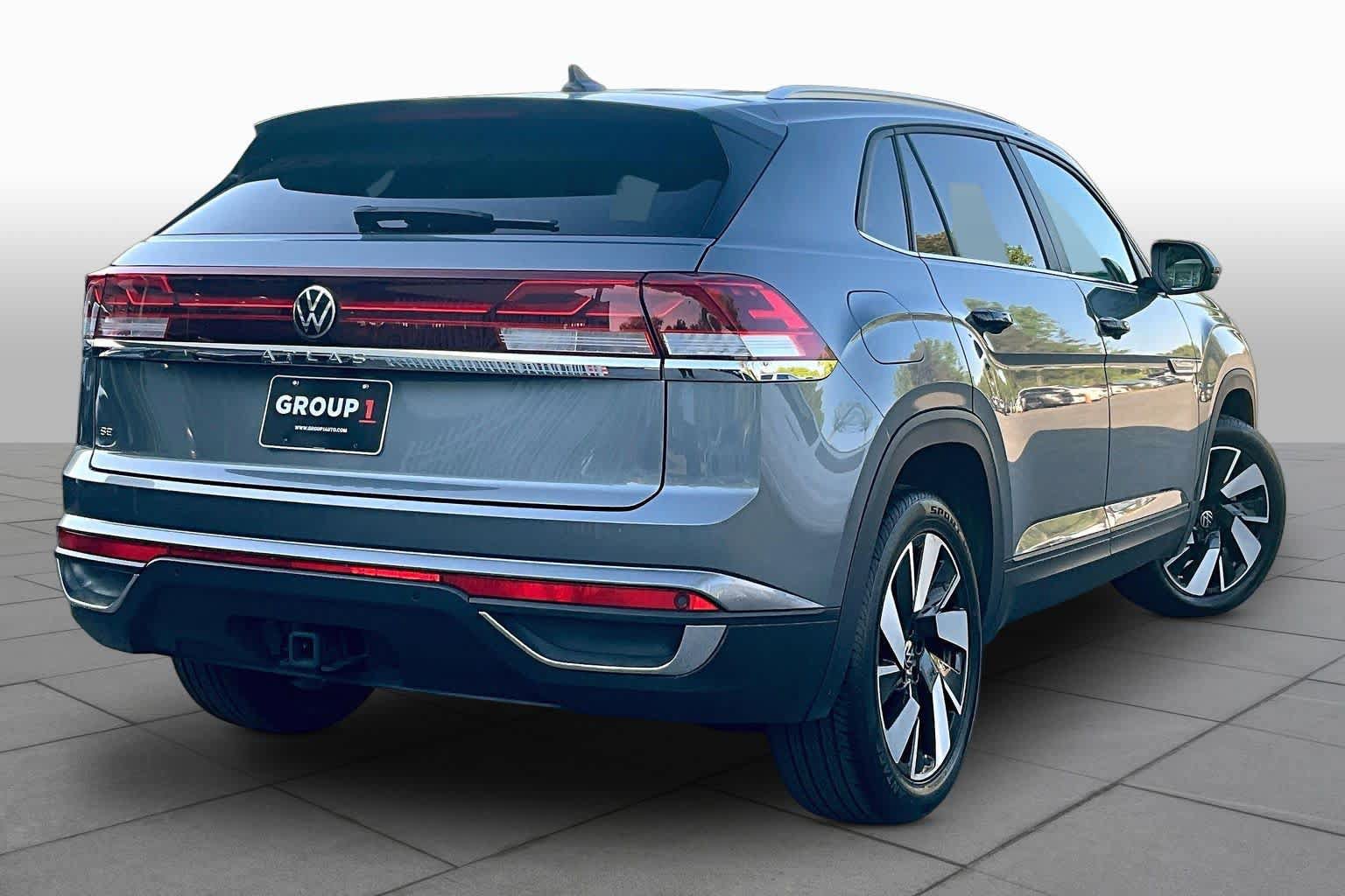 Used 2025 Volkswagen Atlas Cross Sport SE FWD image 13