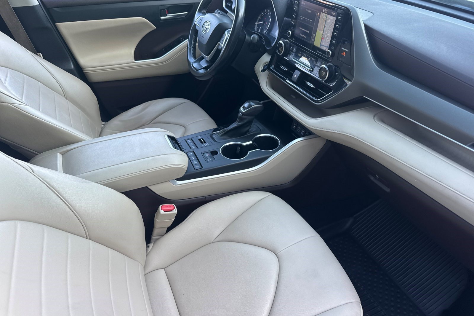 Used 2022 Toyota Highlander XLE AWD/4WD image 29