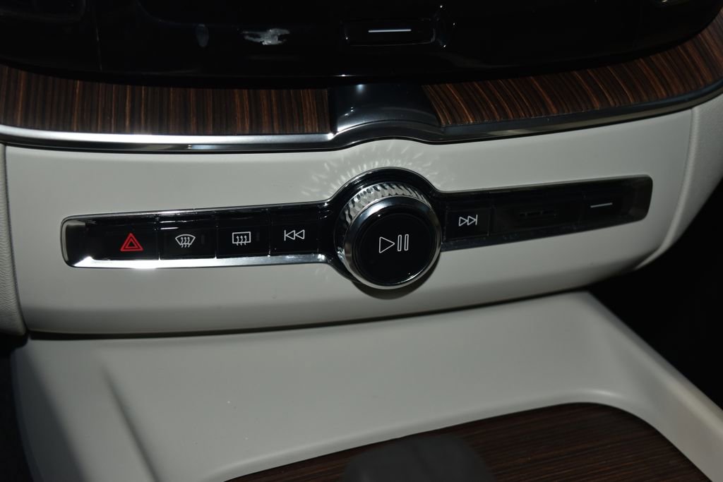 Used 2022 Volvo XC60 B5 Momentum image 13