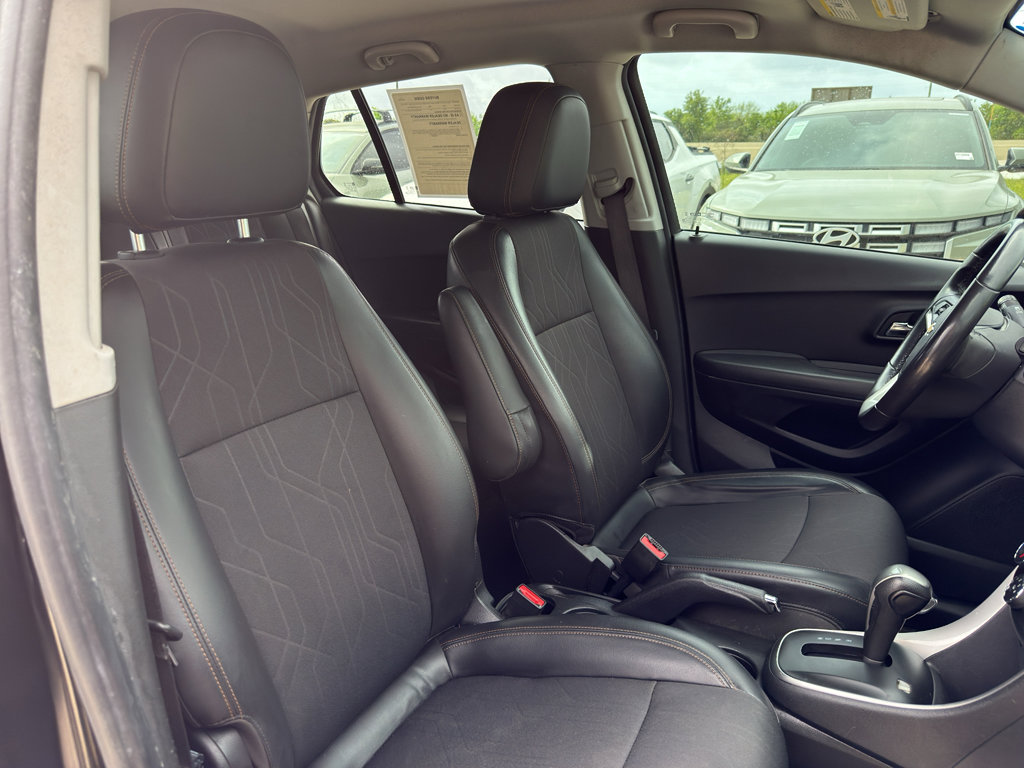 Used 2020 Chevrolet Trax LT w/ LT Convenience Package image 18