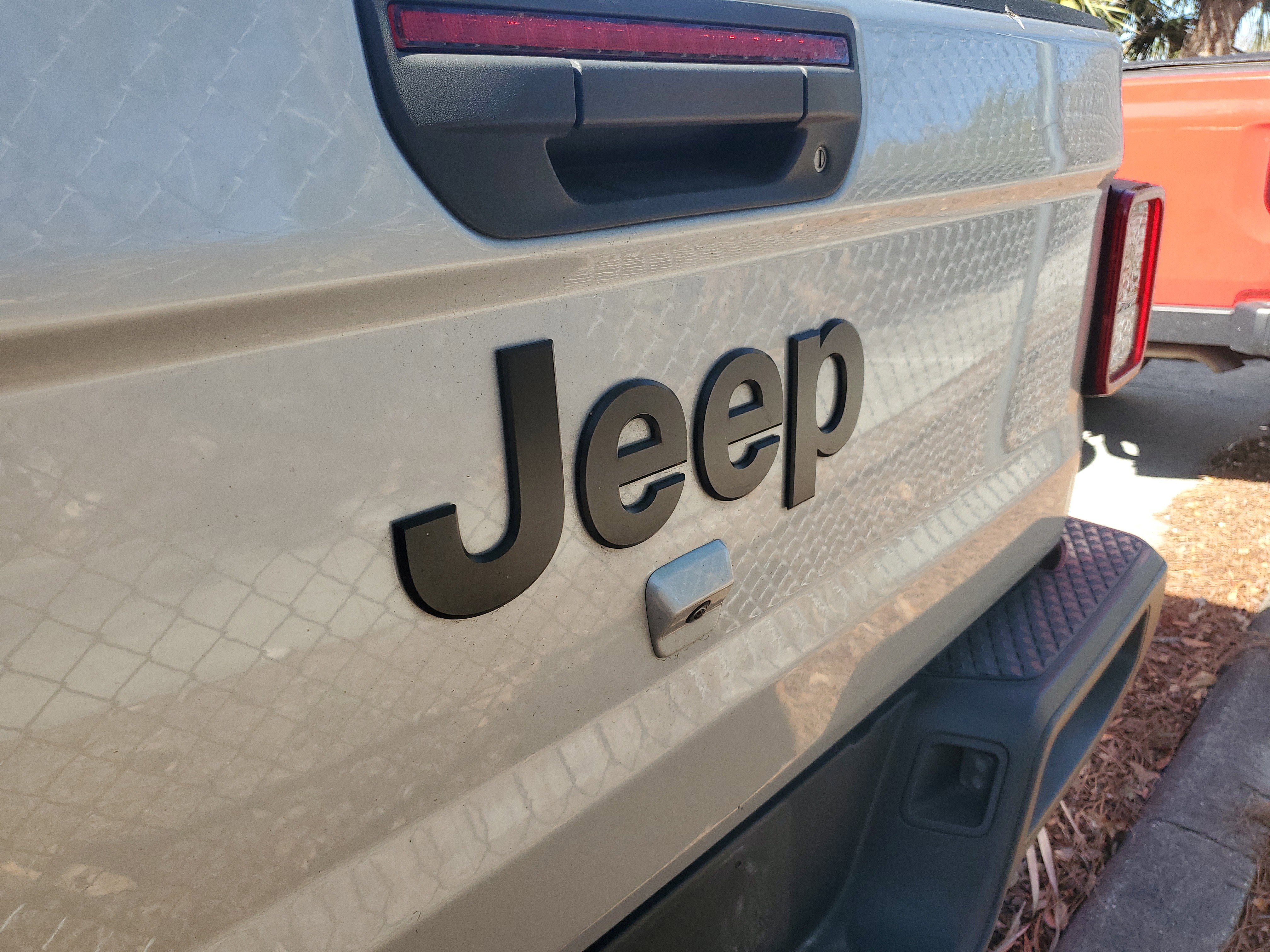 Used 2023 Jeep Gladiator Sport image 3