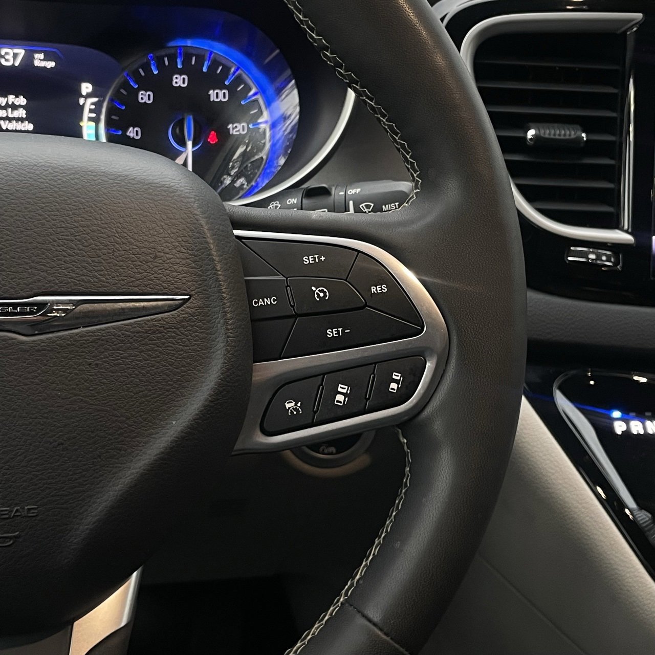 Used 2023 Chrysler Pacifica Touring-L image 14