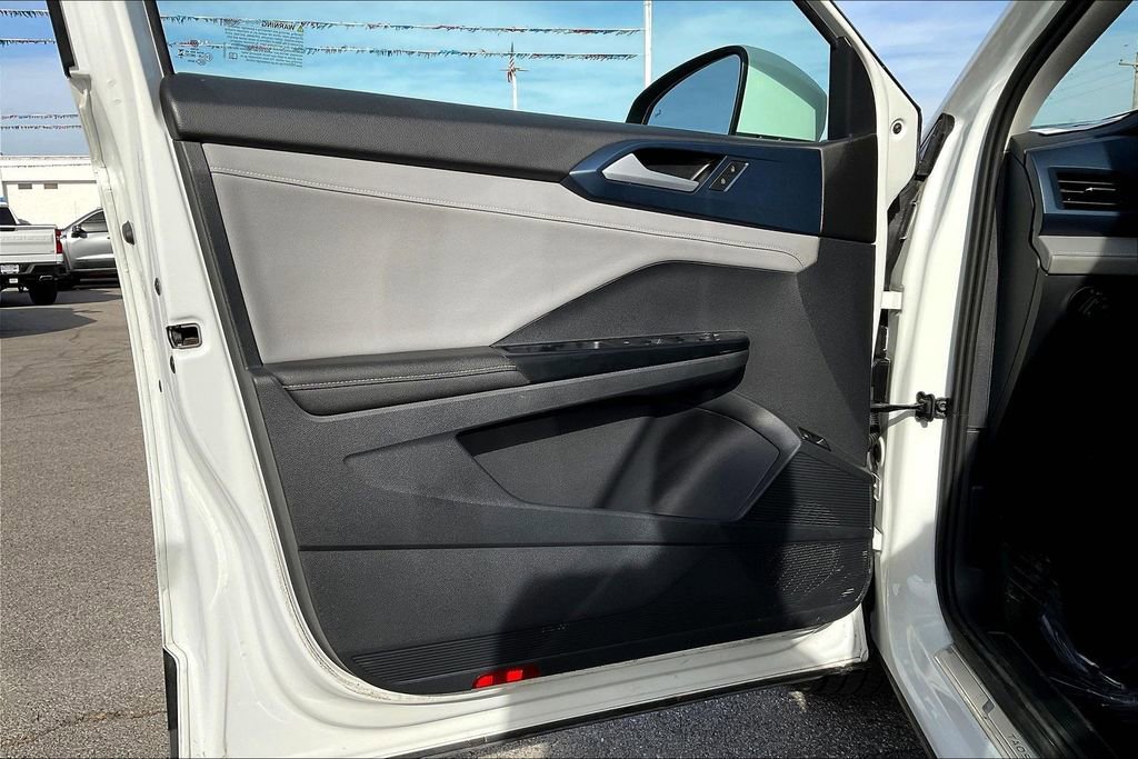 Used 2024 Volkswagen Taos SE image 18