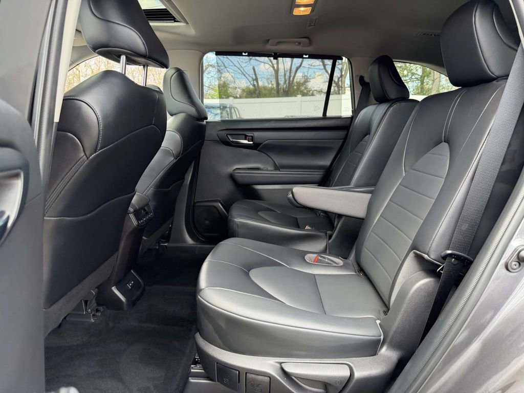 Used 2022 Toyota Highlander XLE AWD/4WD image 23