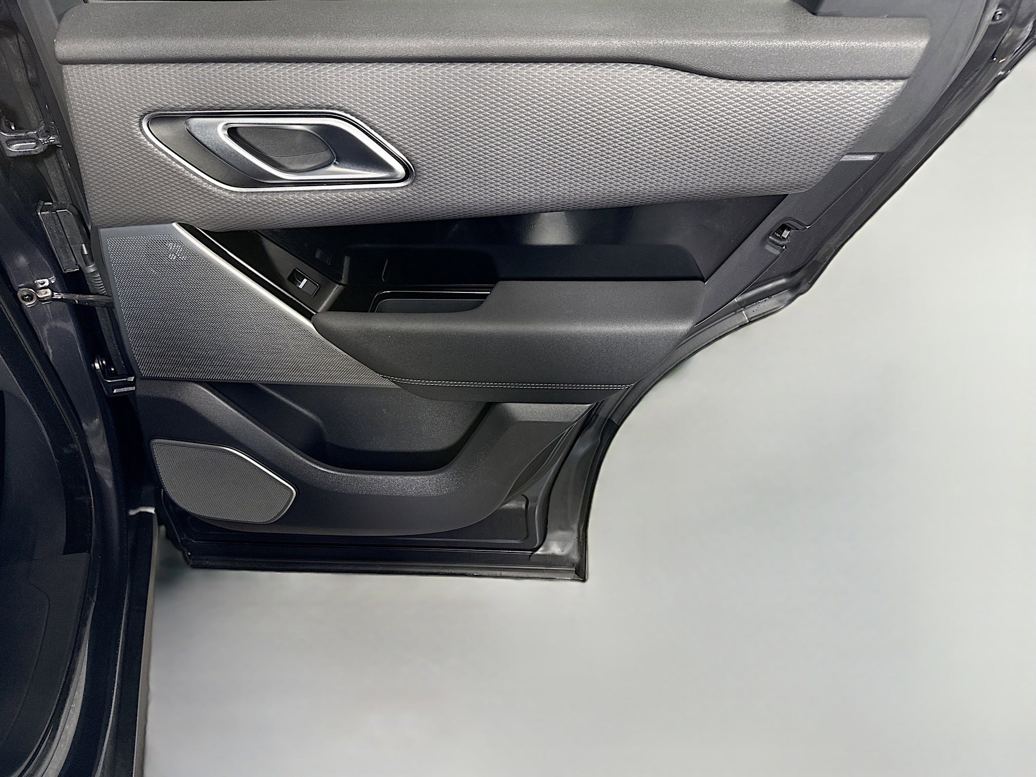 Used 2022 Land Rover Range Rover Velar R-Dynamic S image 28