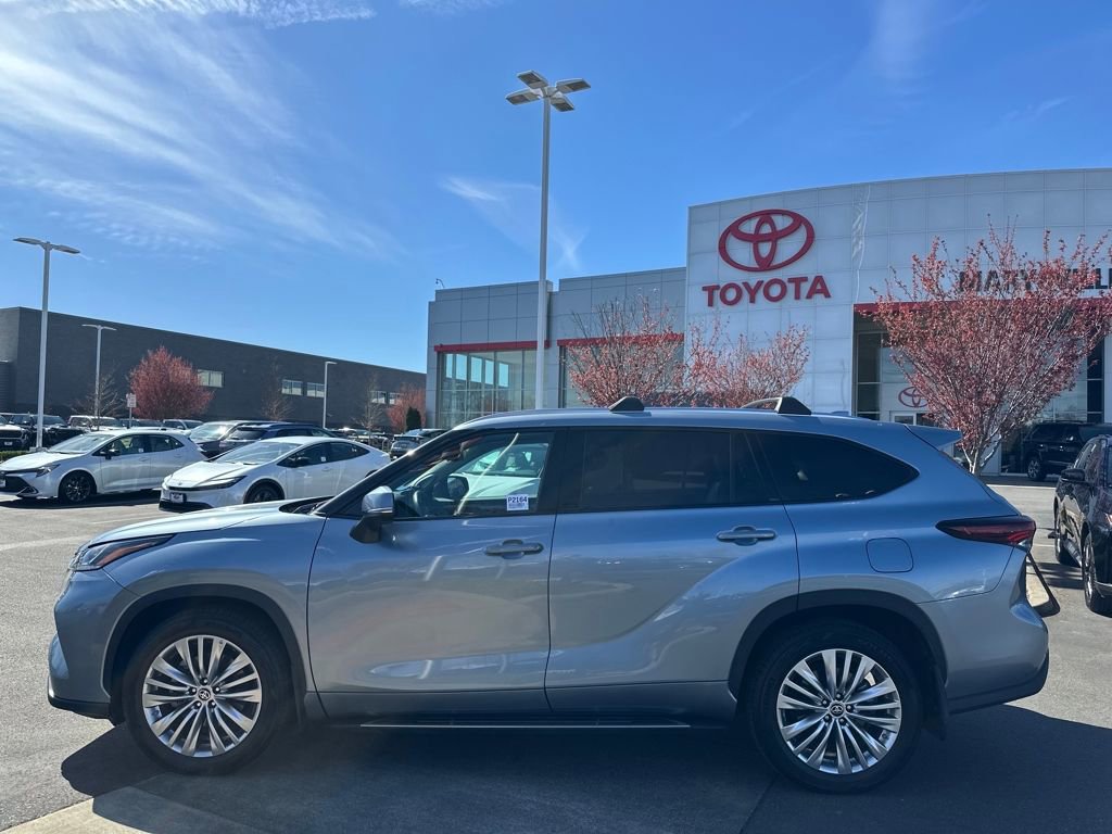 Used 2024 Toyota Highlander Platinum AWD/4WD image 2