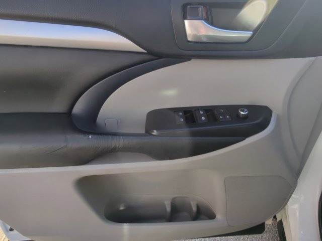 Used 2018 Toyota Highlander XLE AWD/4WD image 12