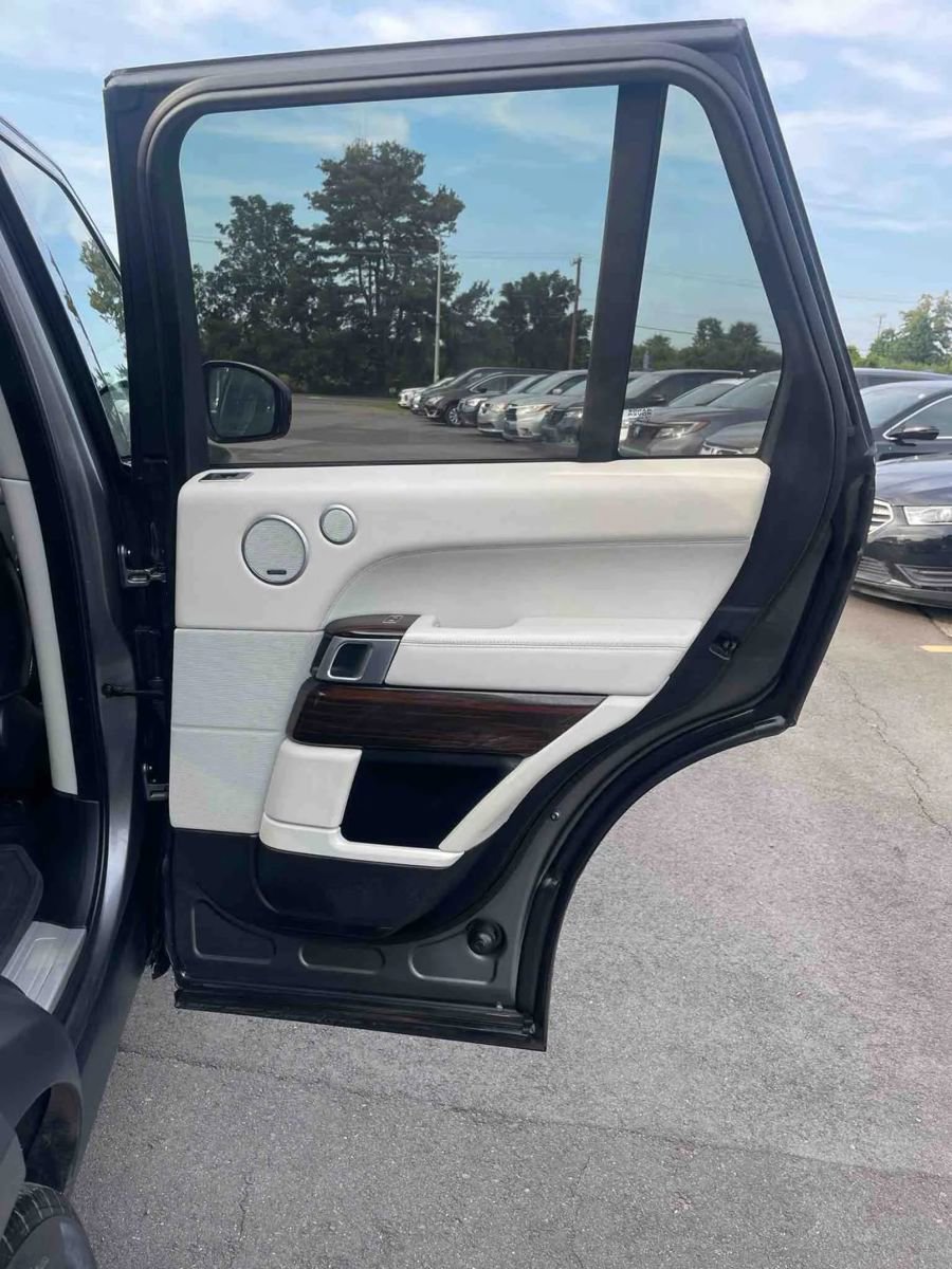 Used 2016 Land Rover Range Rover HSE image 16
