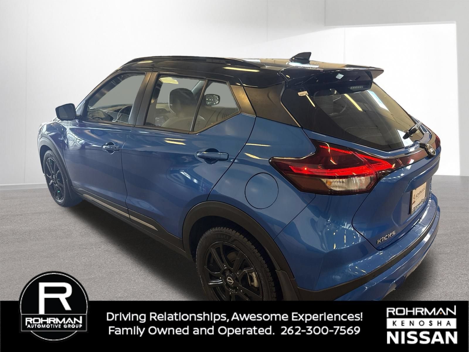 Used 2023 Nissan Kicks SR w/ SR Premium Package FWD image 3