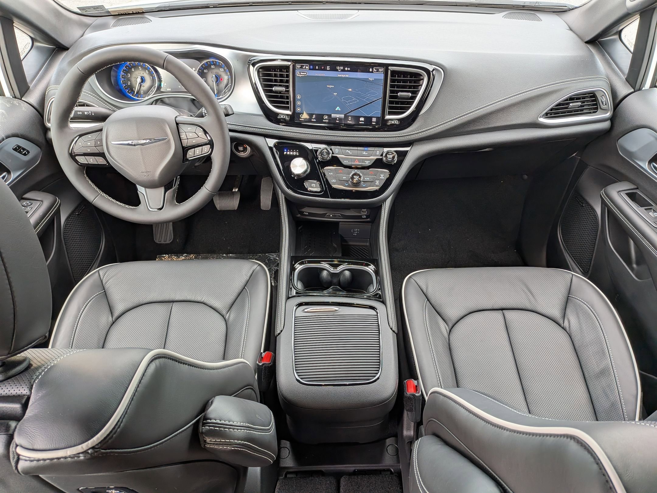 New 2026 Chrysler Pacifica Limited w/ Uconnect Theater Family Group image 31