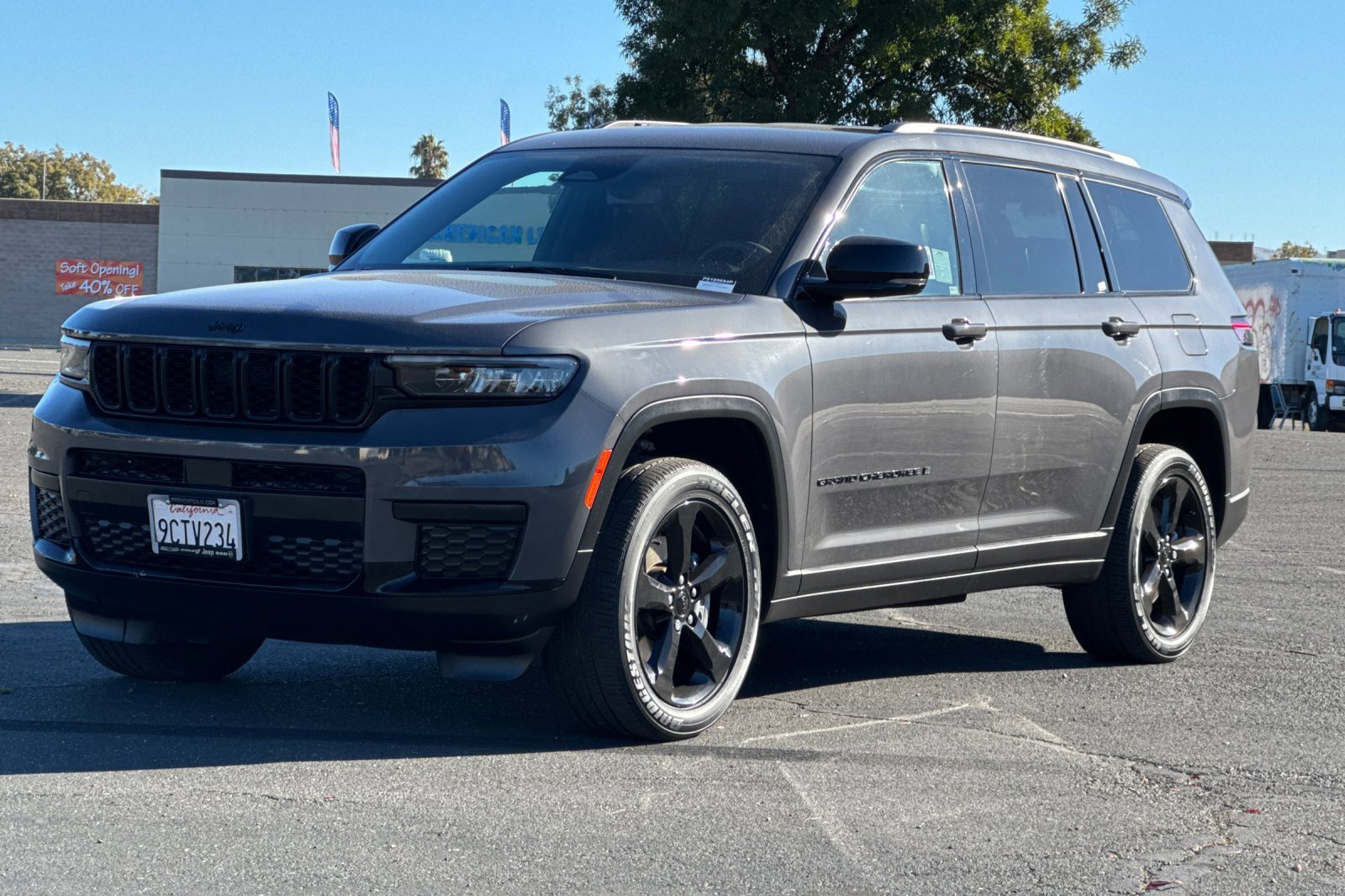 Used 2023 Jeep Grand Cherokee L Laredo image 7