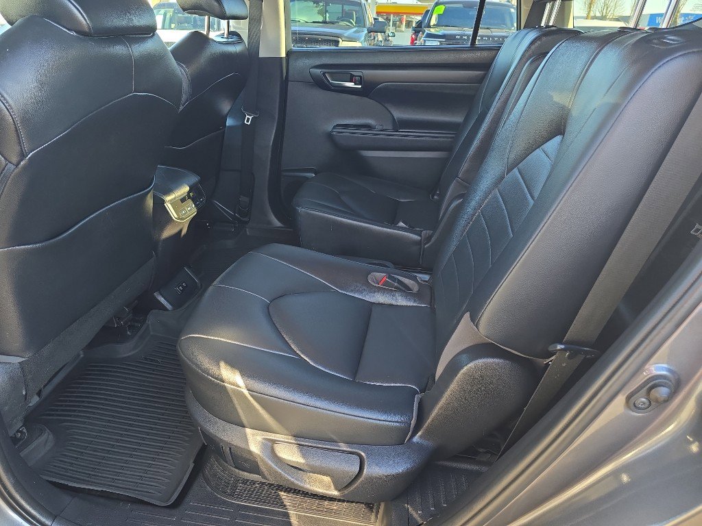 Used 2020 Toyota Highlander XLE image 18