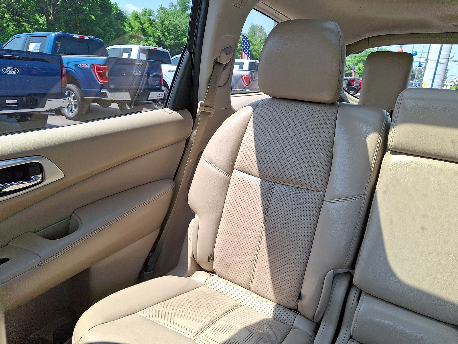 Used 2015 Nissan Pathfinder Platinum w/ Family Entertainment Package AWD/4WD image 18