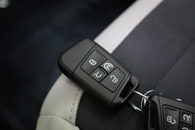 Used 2025 Volkswagen Taos SE w/ Black Wheel Package image 27