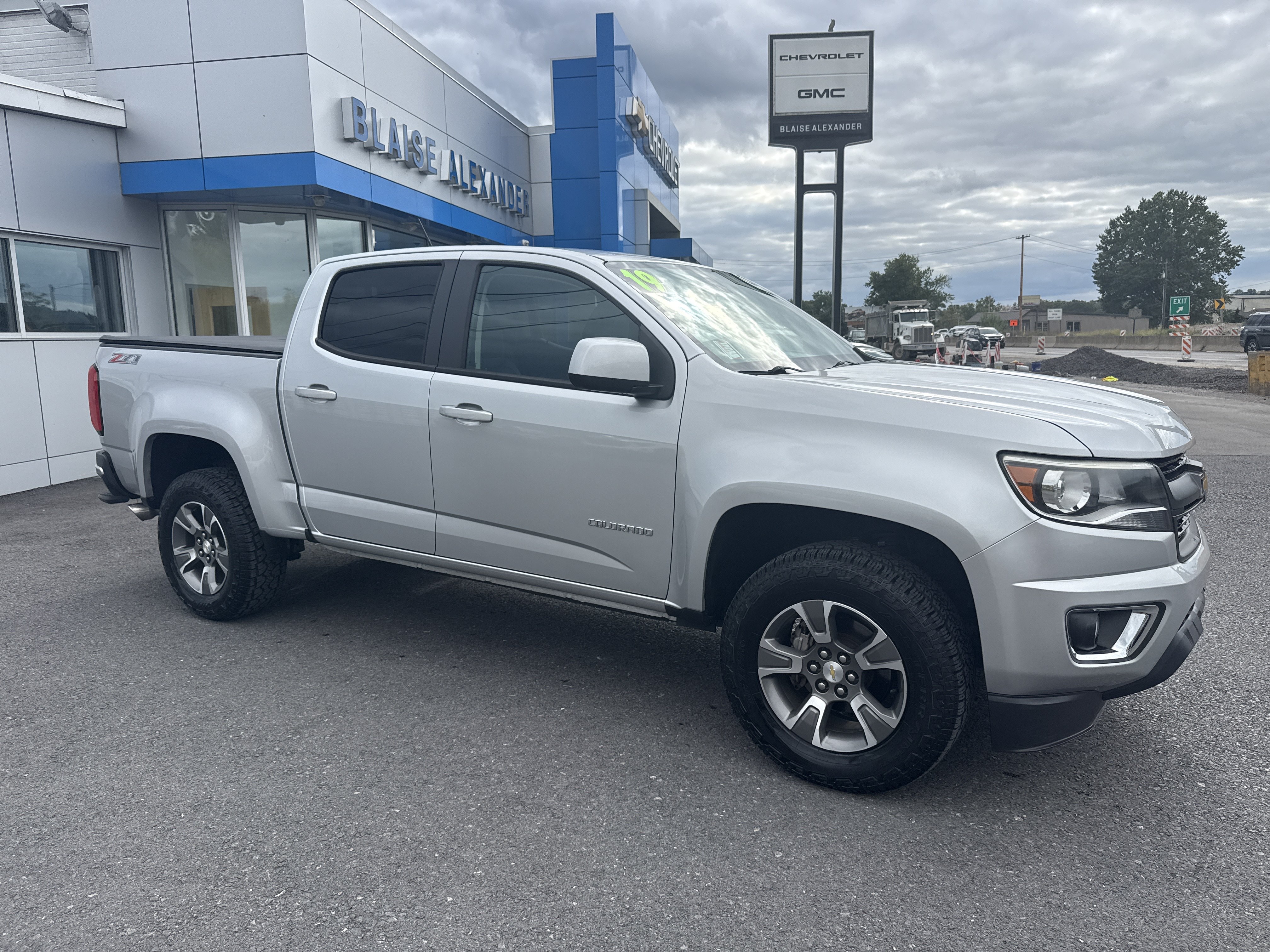 Used 2019 Chevrolet Colorado Z71 AWD/4WD image 2