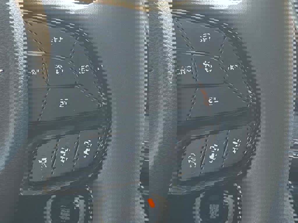 Used 2023 Chrysler Pacifica Limited w/ Uconnect Theater Family Group image 9