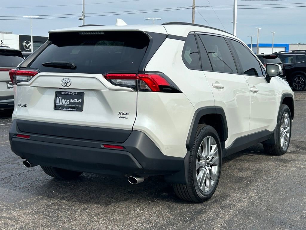Used 2022 Toyota RAV4 XLE Premium image 2