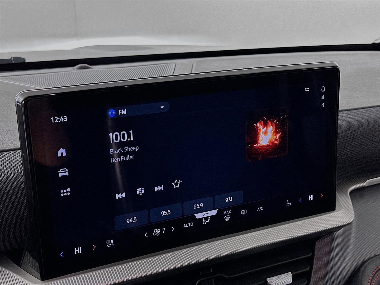 Used 2025 Ford Explorer ST-Line w/ ST-Line Street Pack image 14