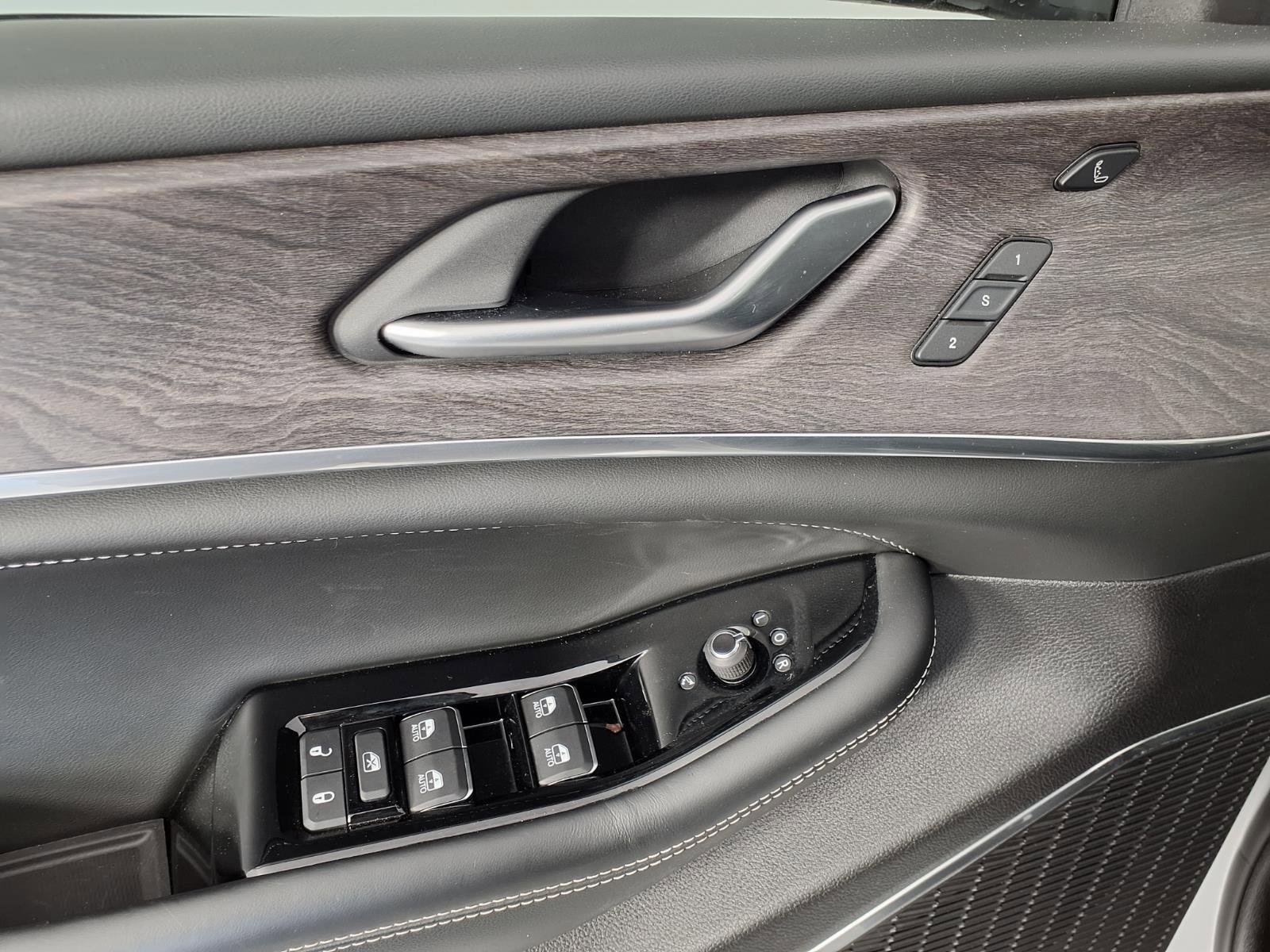 Used 2024 Jeep Grand Cherokee Overland w/ Luxury Tech Group IV image 24