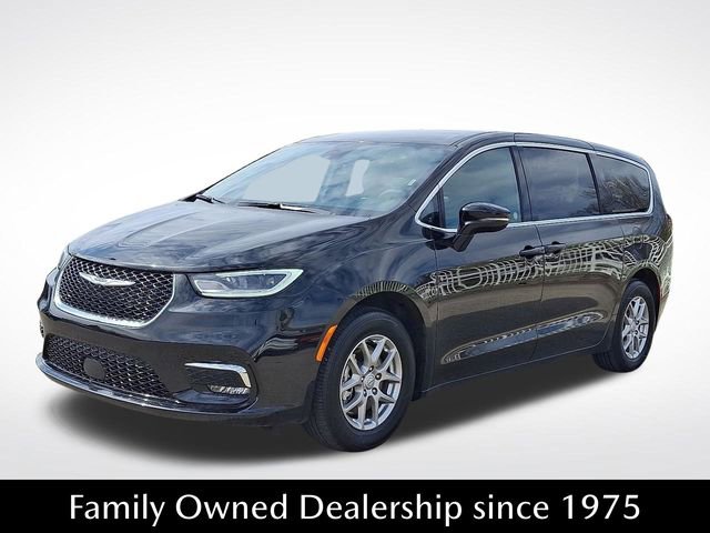 Used 2025 Chrysler Pacifica Select image 3