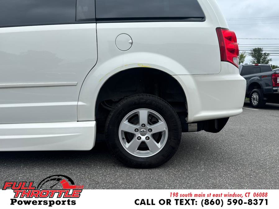 Used 2012 Dodge Grand Caravan SXT image 27