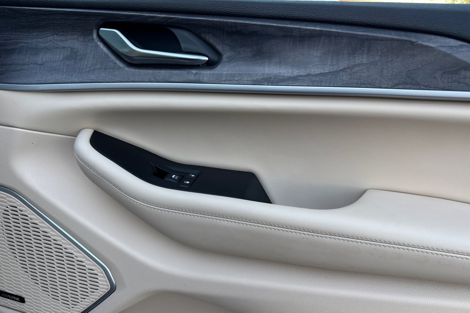Used 2023 Jeep Grand Cherokee Limited w/ Trailer Tow Prep Group (B) AWD/4WD image 22