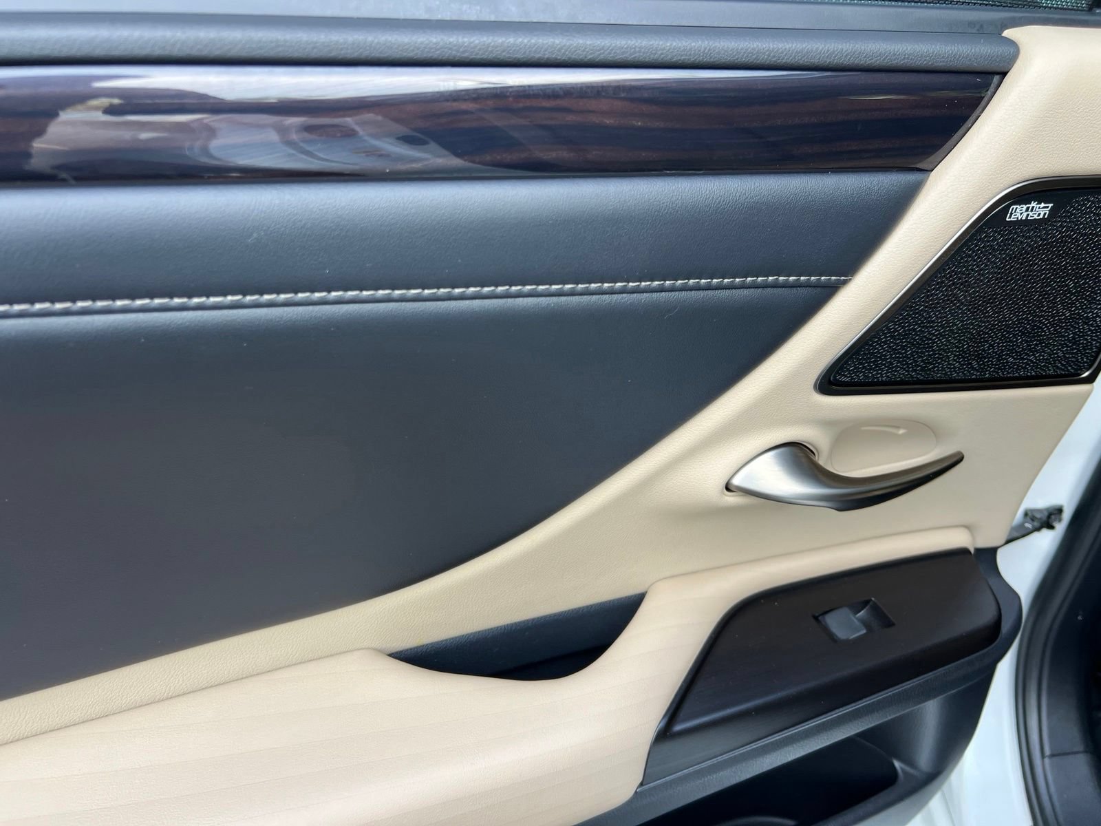 Used 2019 Lexus ES 300h Ultra Luxury w/ Accessory Package 2 FWD image 60