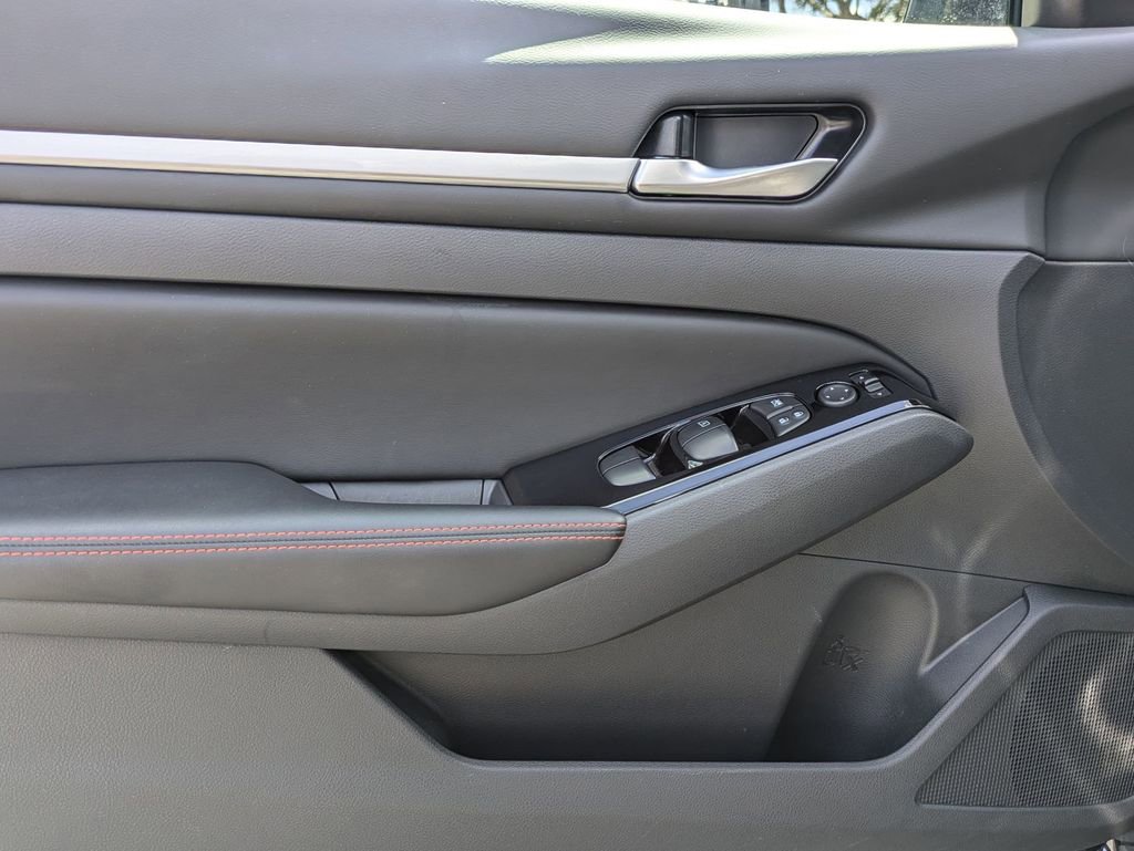 Used 2025 Nissan Altima 2.5 SR image 11