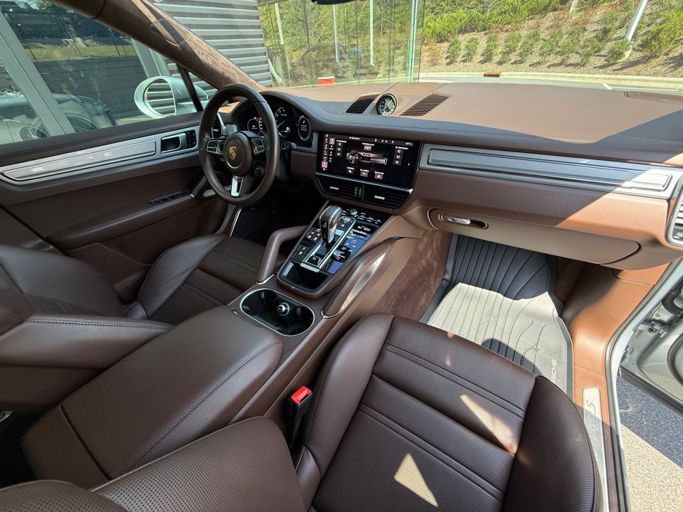 Certified 2020 Porsche Cayenne Turbo S AWD/4WD image 18