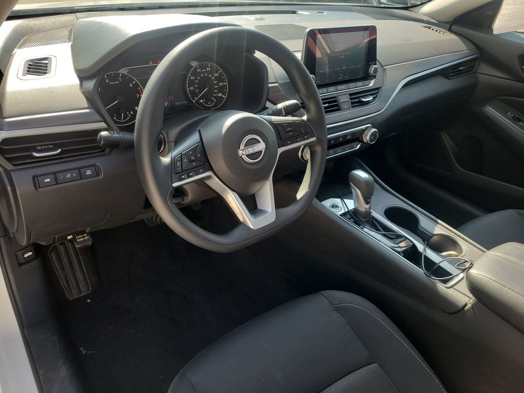 Used 2025 Nissan Altima 2.5 SV FWD image 14