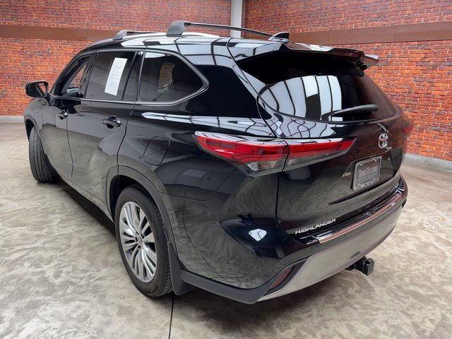 Used 2023 Toyota Highlander Platinum image 2