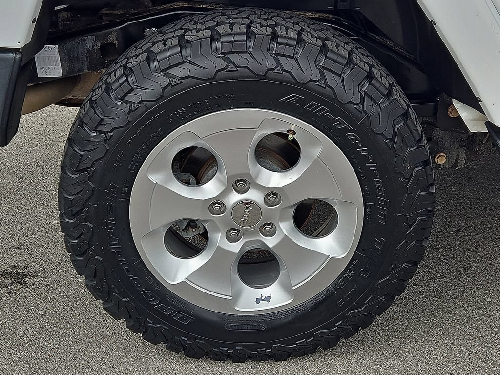 Used 2013 Jeep Wrangler Unlimited Sahara w/ Connectivity Group AWD/4WD image 7