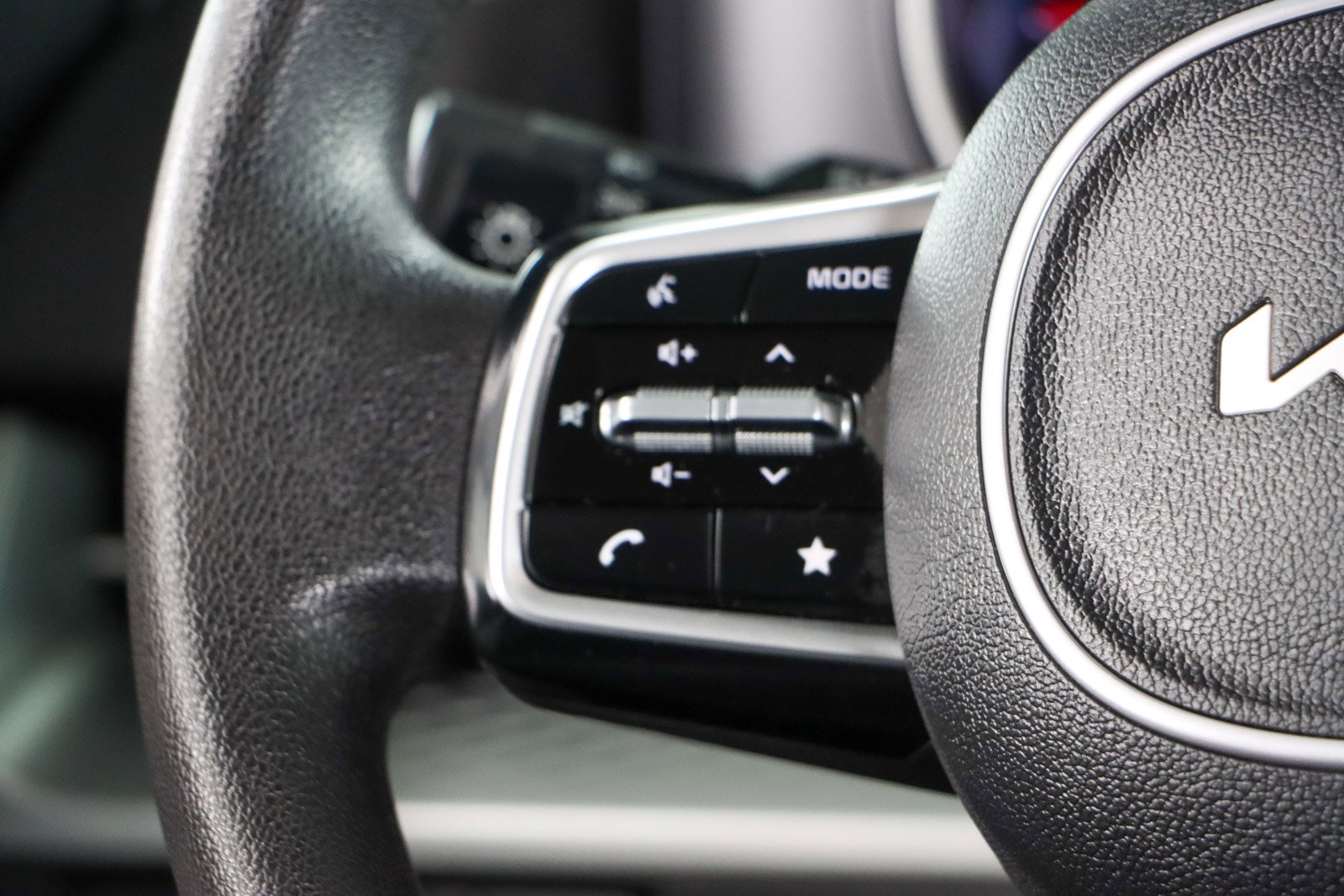 Used 2023 Kia Carnival LX image 13