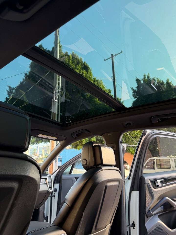 Used 2019 Porsche Cayenne w/ Premium Package image 21