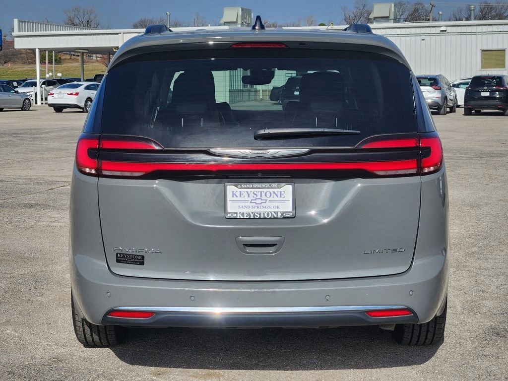 Used 2023 Chrysler Pacifica Limited image 6